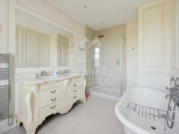 Salle de bain élégante avec baignoire et douche, style Belle Époque, dans une villa à Mandelieu-la-Napoule.