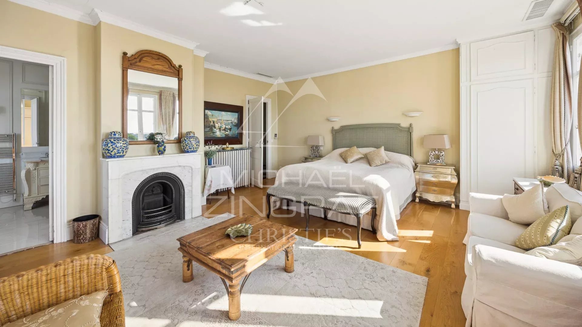 Chambre d’une villa Belle Époque Chambre élégante dans une villa Belle Époque à Mandelieu-la-Napoule, avec cheminée et mobilier raffiné.