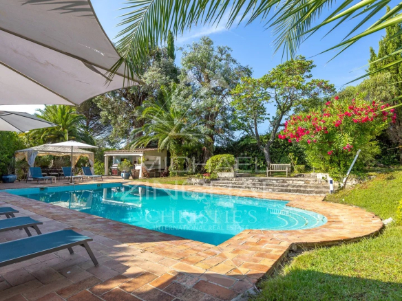 Villa Belle Époque avec piscine et jardin à Mandelieu-la-Napoule, vue sur la mer.