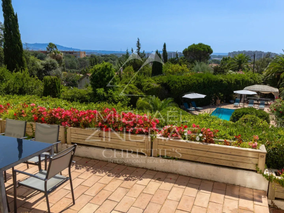 Terrasse avec vue sur la mer et jardin paysager à Mandelieu-la-Napoule.
