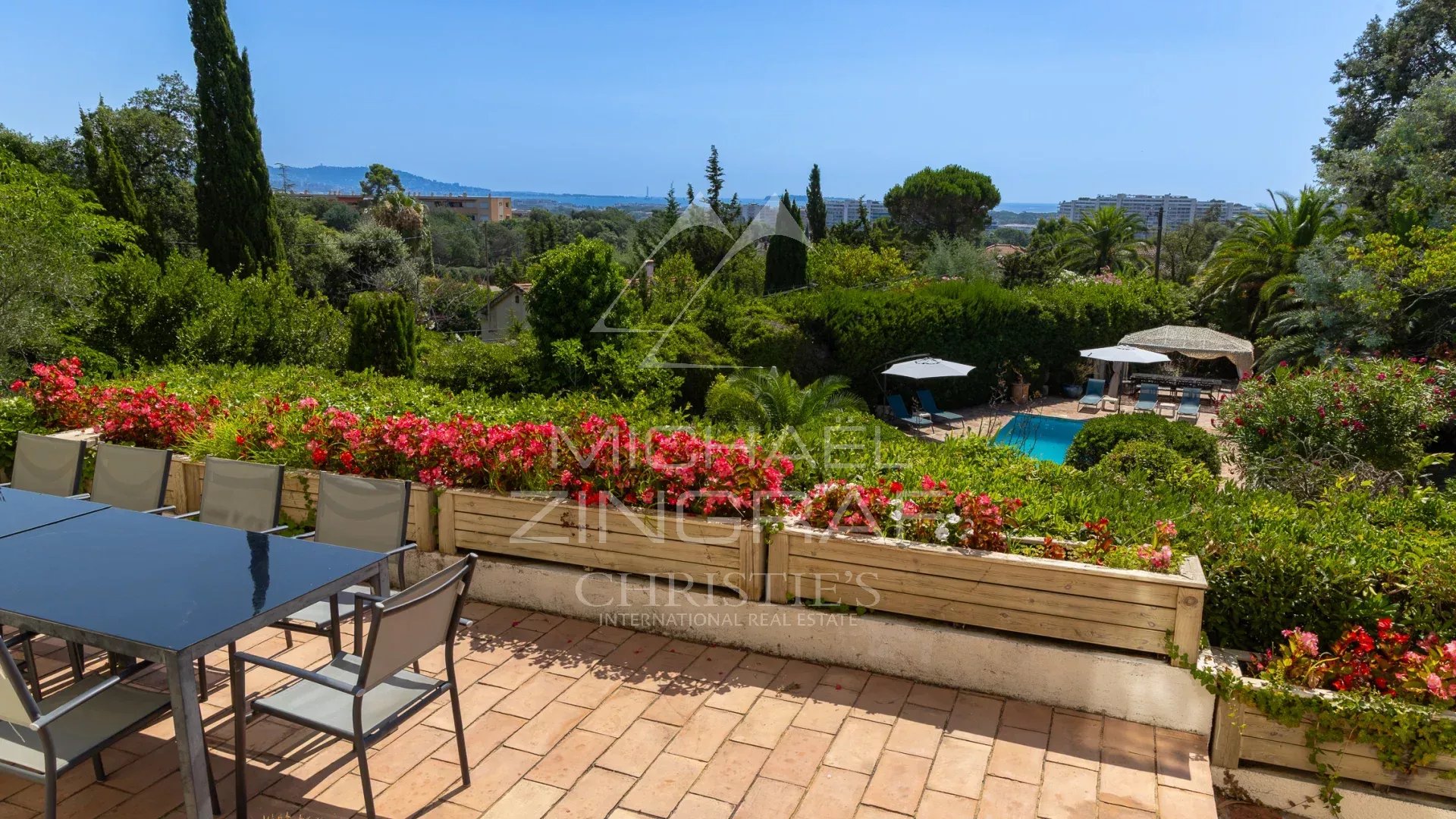 Villa Belle Époque à Mandelieu-la-Napoule Terrasse avec vue sur la mer et jardin paysager à Mandelieu-la-Napoule.