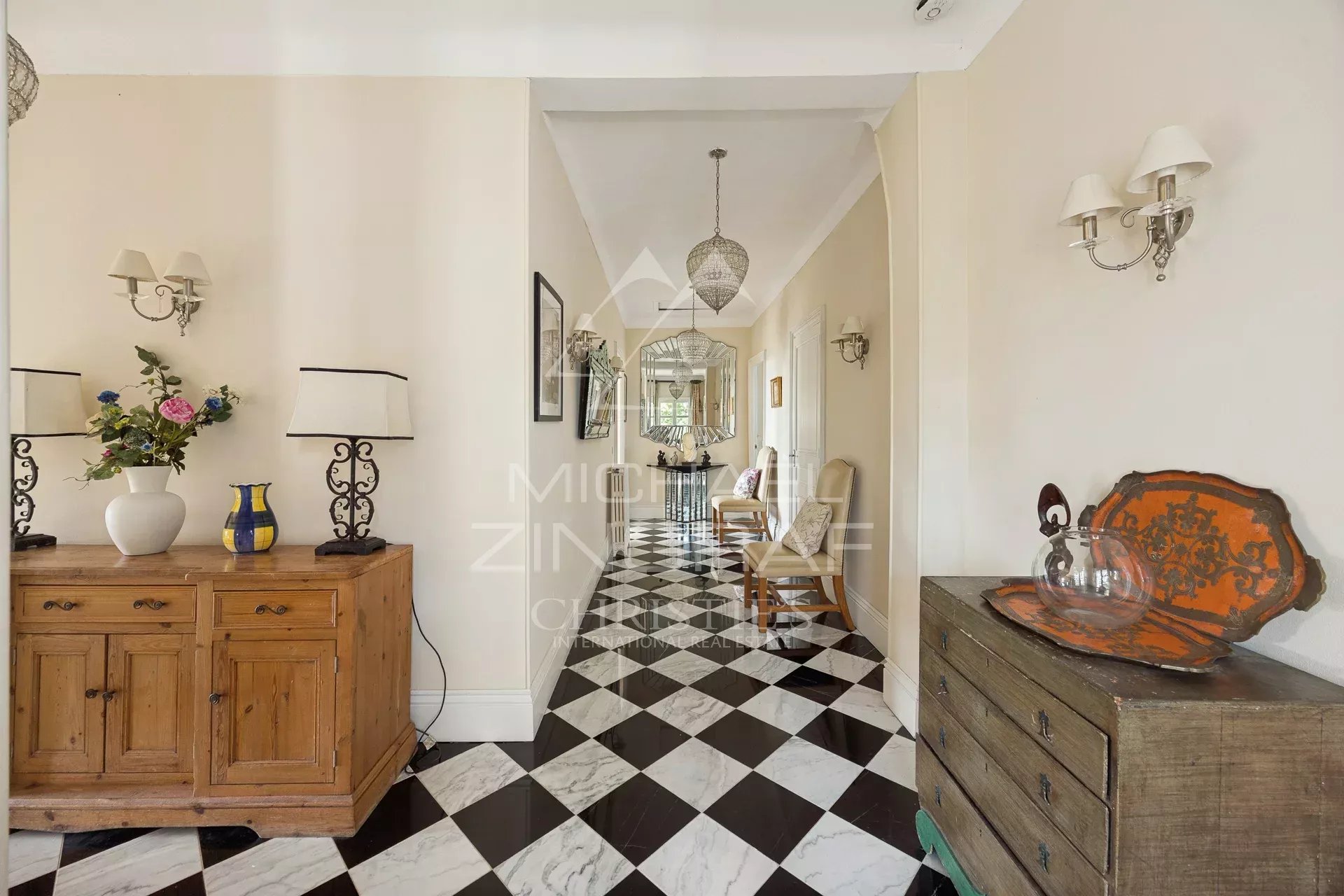 Intérieur de la villa Belle Époque Intérieur d'une villa Belle Époque à Mandelieu-la-Napoule, avec un hall d'entrée au sol en damier.