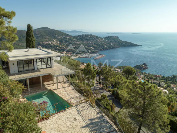 Villa moderne avec piscine et vue sur la mer à Théoule-sur-Mer, proche de Cannes.