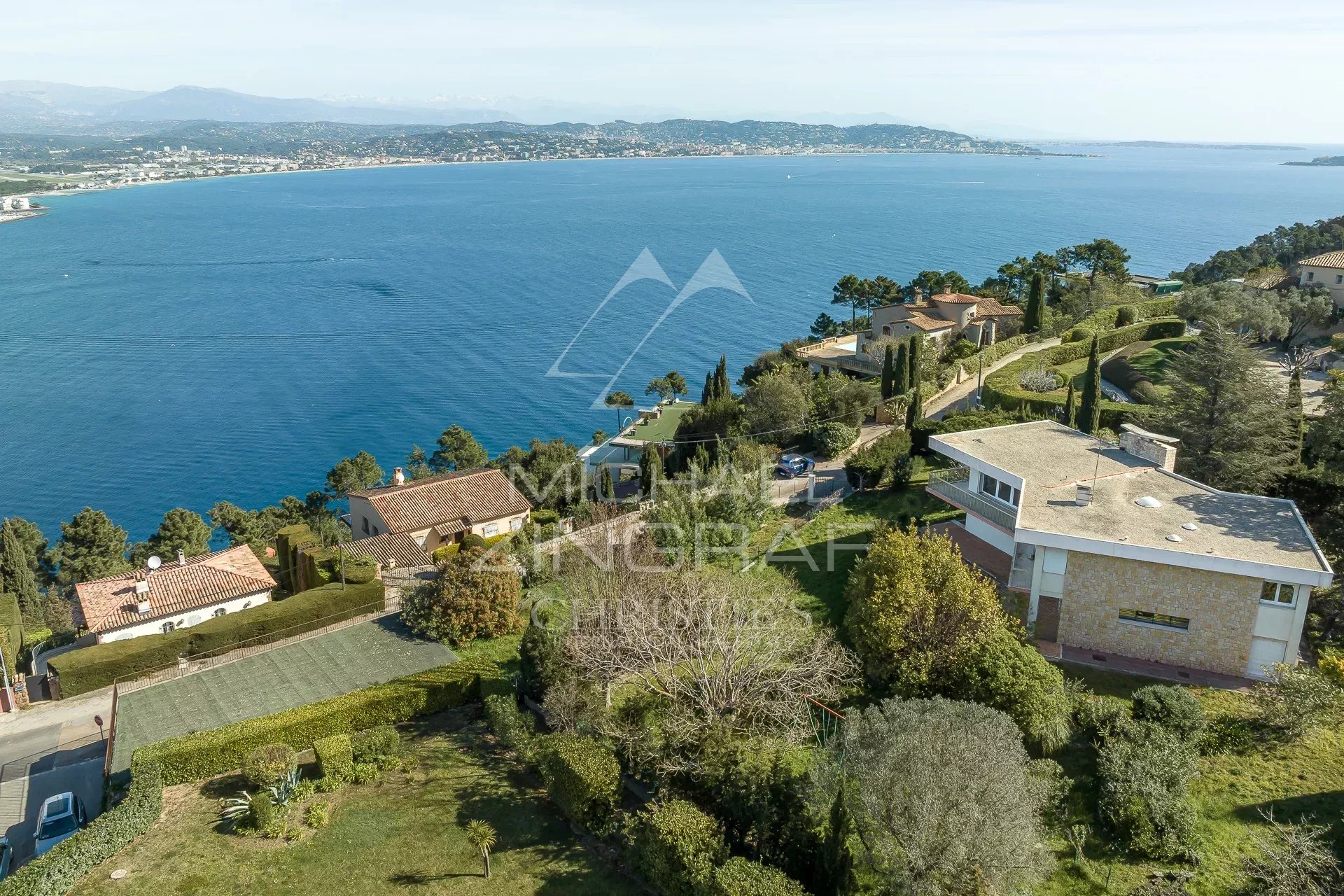 Propriété à rénover à Théoule-sur-Mer Vue panoramique sur la baie de Théoule-sur-Mer avec des propriétés et un terrain à rénover.