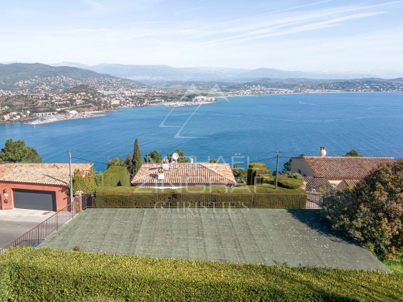 Vue panoramique sur la mer depuis une propriété à rénover à Théoule-sur-Mer.