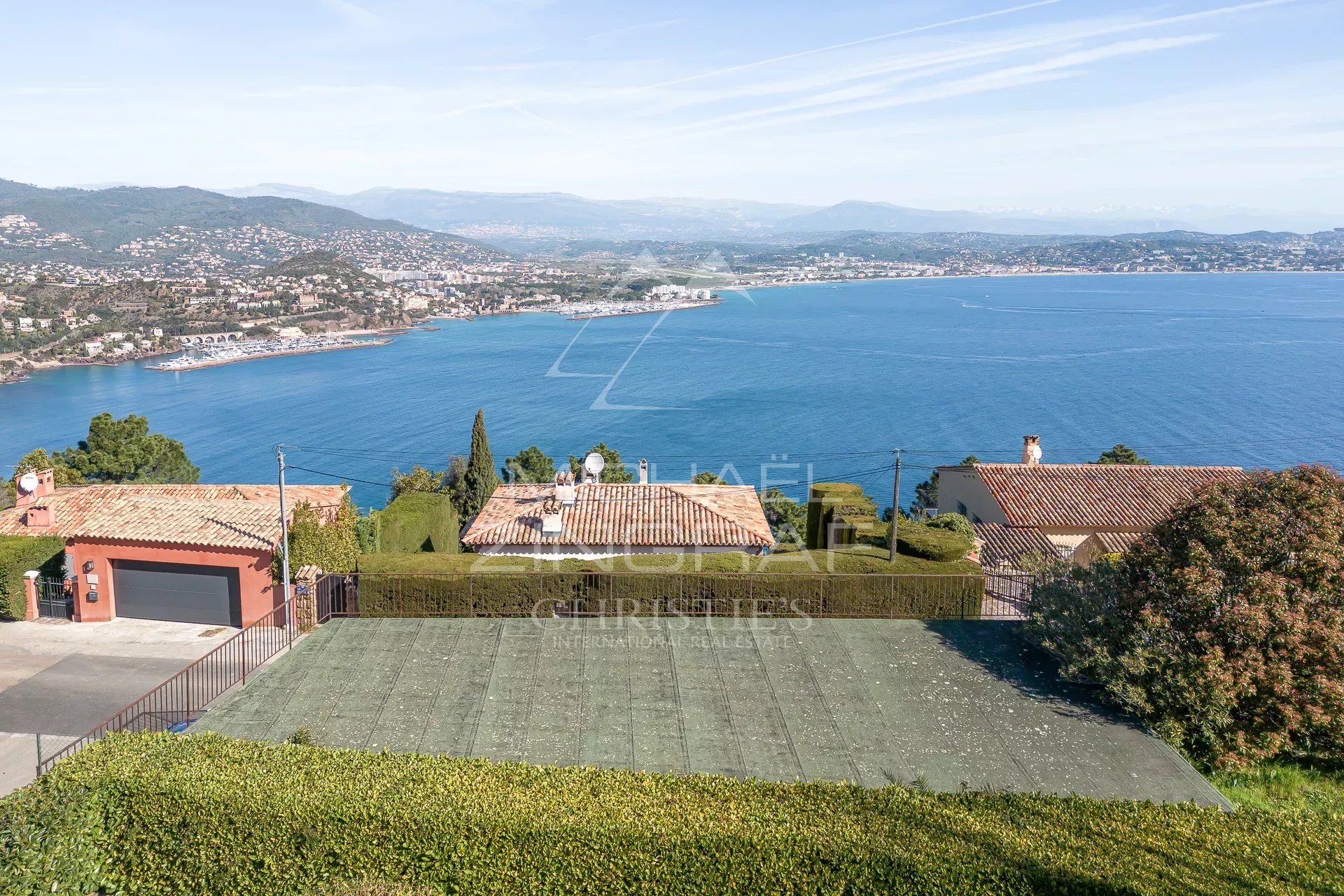 Propriété à Rénover à Théoule-sur-Mer Vue panoramique sur la mer depuis une propriété à rénover à Théoule-sur-Mer.