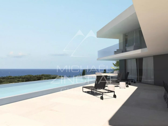 Terrasse d'une propriété à rénover avec vue sur la mer à Théoule-sur-Mer.