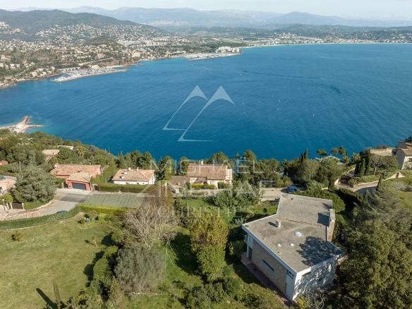 Vue aérienne de Théoule-sur-Mer avec une propriété à rénover et vue sur la mer.