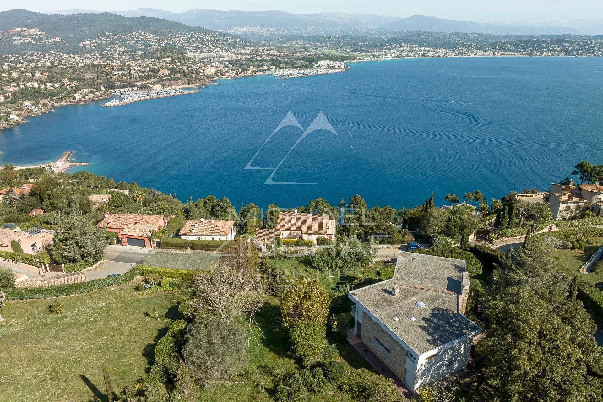 Propriété à Rénover à Théoule-sur-Mer Vue aérienne de Théoule-sur-Mer avec une propriété à rénover et vue sur la mer.
