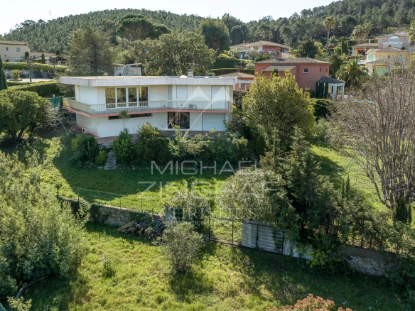 Propriété à rénover avec vue panoramique sur la mer à Théoule-sur-Mer, entourée de verdure.