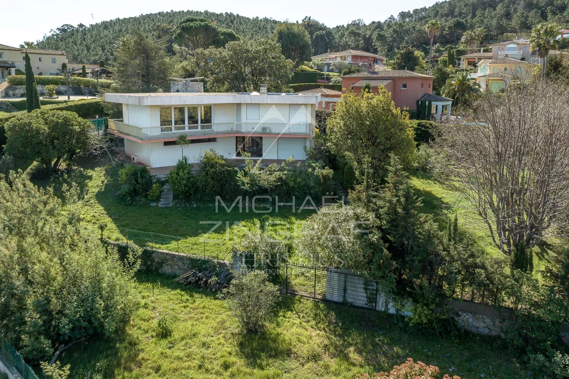 Propriété à rénover à Théoule-sur-Mer Propriété à rénover avec vue panoramique sur la mer à Théoule-sur-Mer, entourée de verdure.
