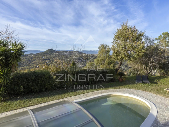 Vue panoramique sur la nature depuis une propriété avec piscine à Mandelieu-la-Napoule.