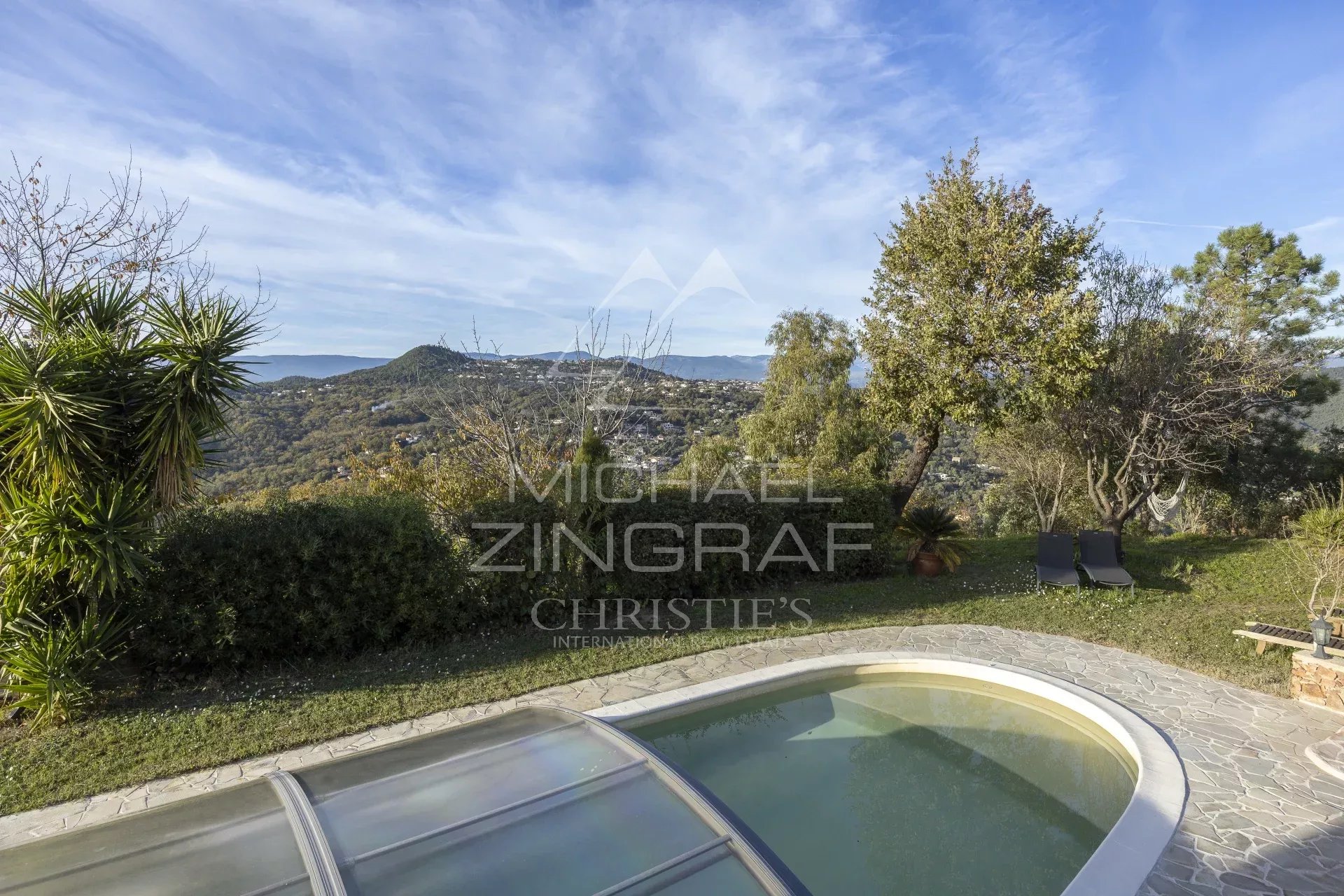 Vue panoramique sur la nature depuis une propriété avec piscine à Mandelieu-la-Napoule.