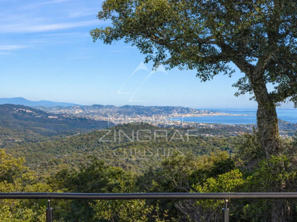 Vue panoramique sur la mer et les collines depuis une propriété à Mandelieu-la-Napoule.