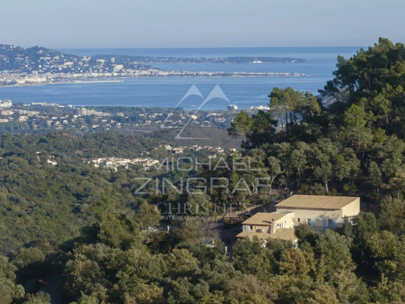 Vue panoramique sur une propriété dans la nature avec la mer en arrière-plan, Mandelieu-la-Napoule.