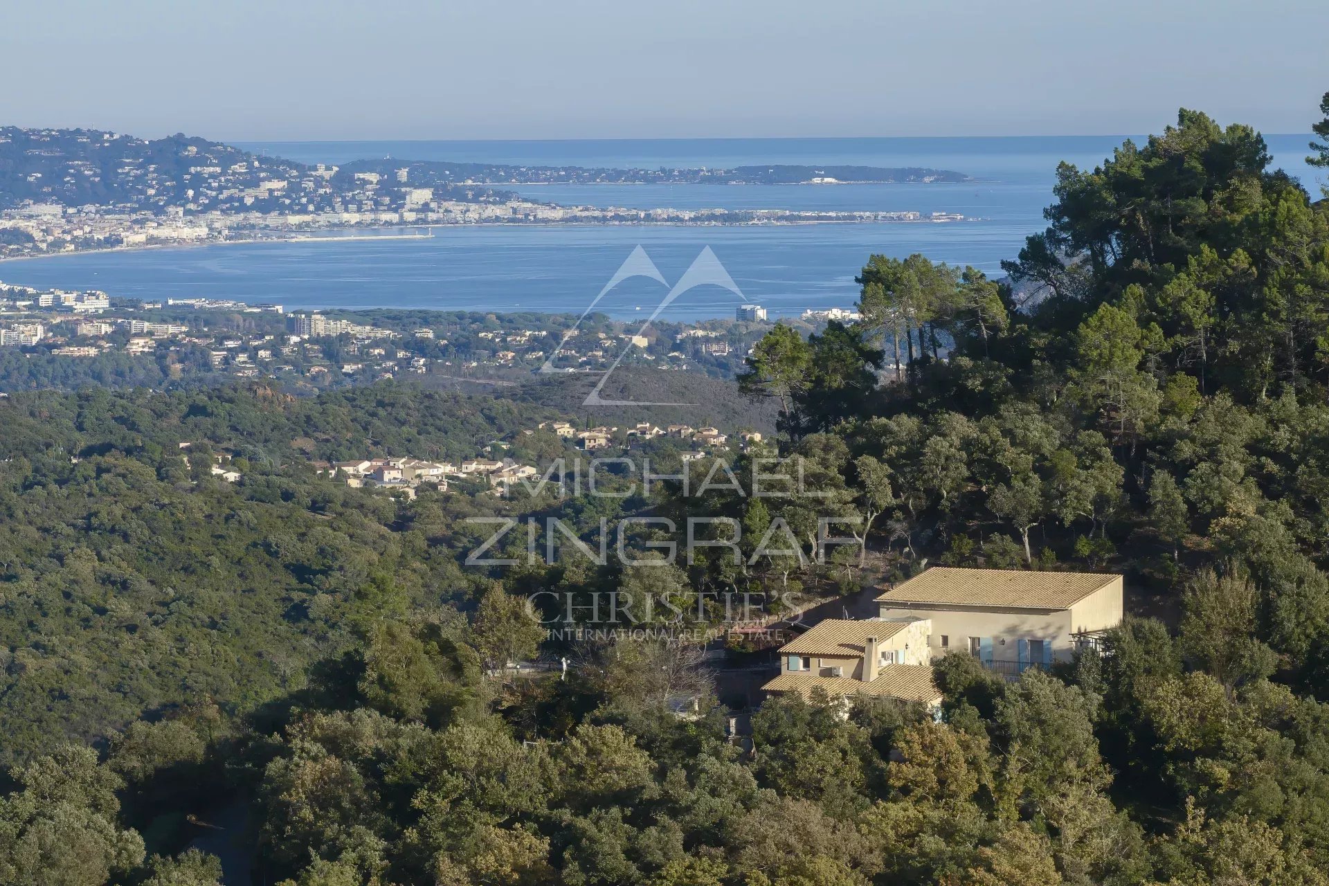 Vue panoramique sur une propriété dans la nature avec la mer en arrière-plan, Mandelieu-la-Napoule.