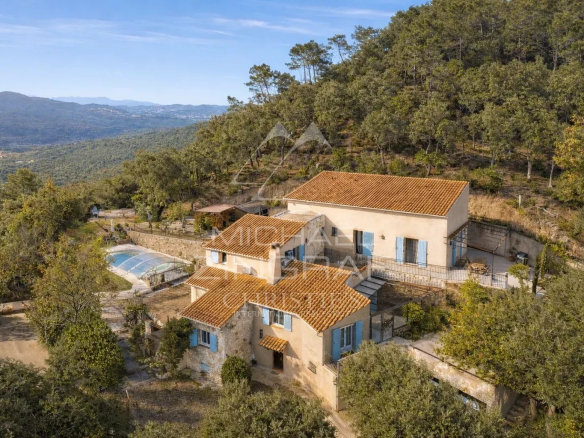 Propriété de caractère avec deux maisons sur un terrain de 6000m2 dans un parc résidentiel à Mandelieu-la-Napoule.