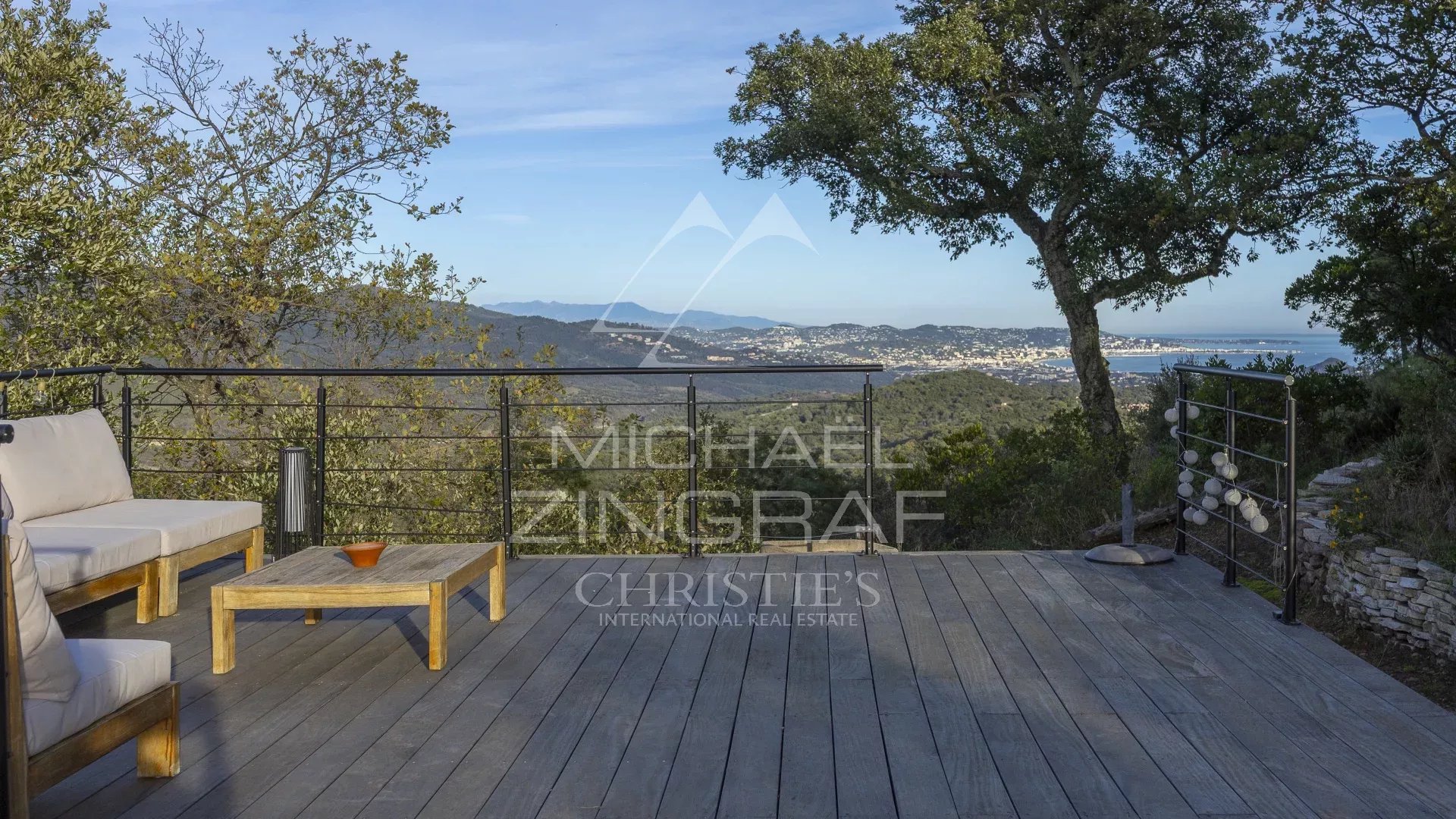 Terrasse en bois avec vue dégagée sur la nature et la mer à Mandelieu-la-Napoule.