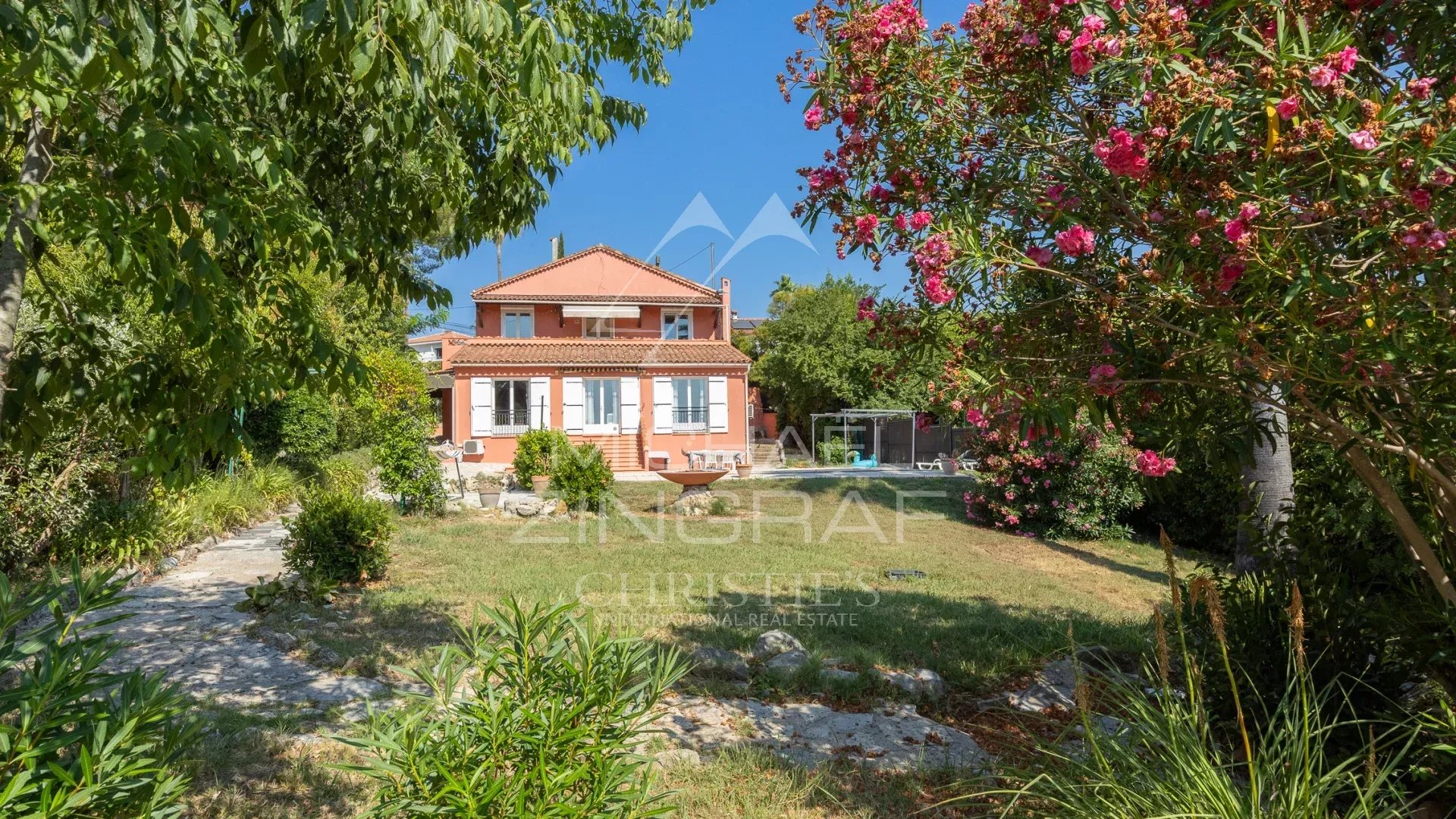 Villa to renovate in Mandelieu-la-Napoule Villa to renovate with swimming pool and garden in Mandelieu-la-Napoule, Minelle area.