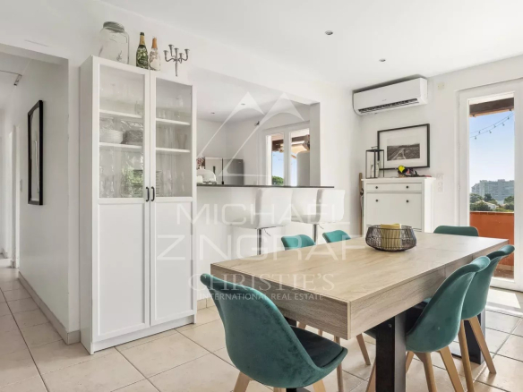 Interior of a villa in Mandelieu-la-Napoule with dining room and kitchen.