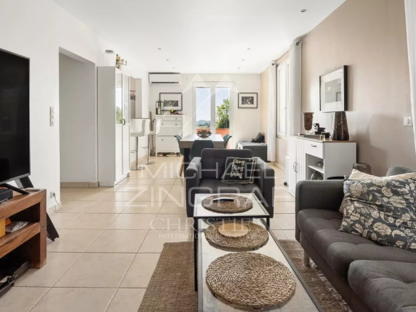Interior of a villa in Mandelieu-la-Napoule with living room, dining room and kitchen.