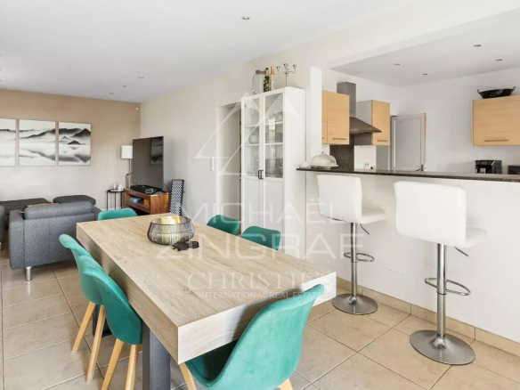 Interior of a villa in Mandelieu-la-Napoule with living room, dining room and modern kitchen.