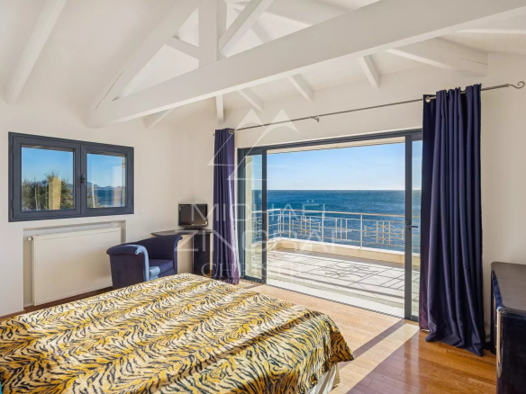 Room with sea view in a villa in Les Issambres, French Riviera.
