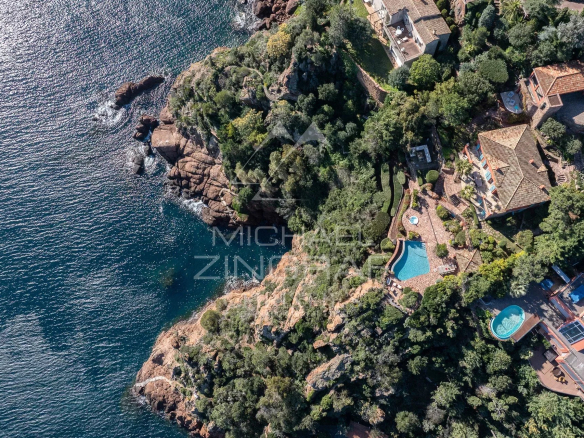 Vue aérienne d'une propriété de luxe à Théoule-sur-Mer avec accès direct à la mer et piscine.