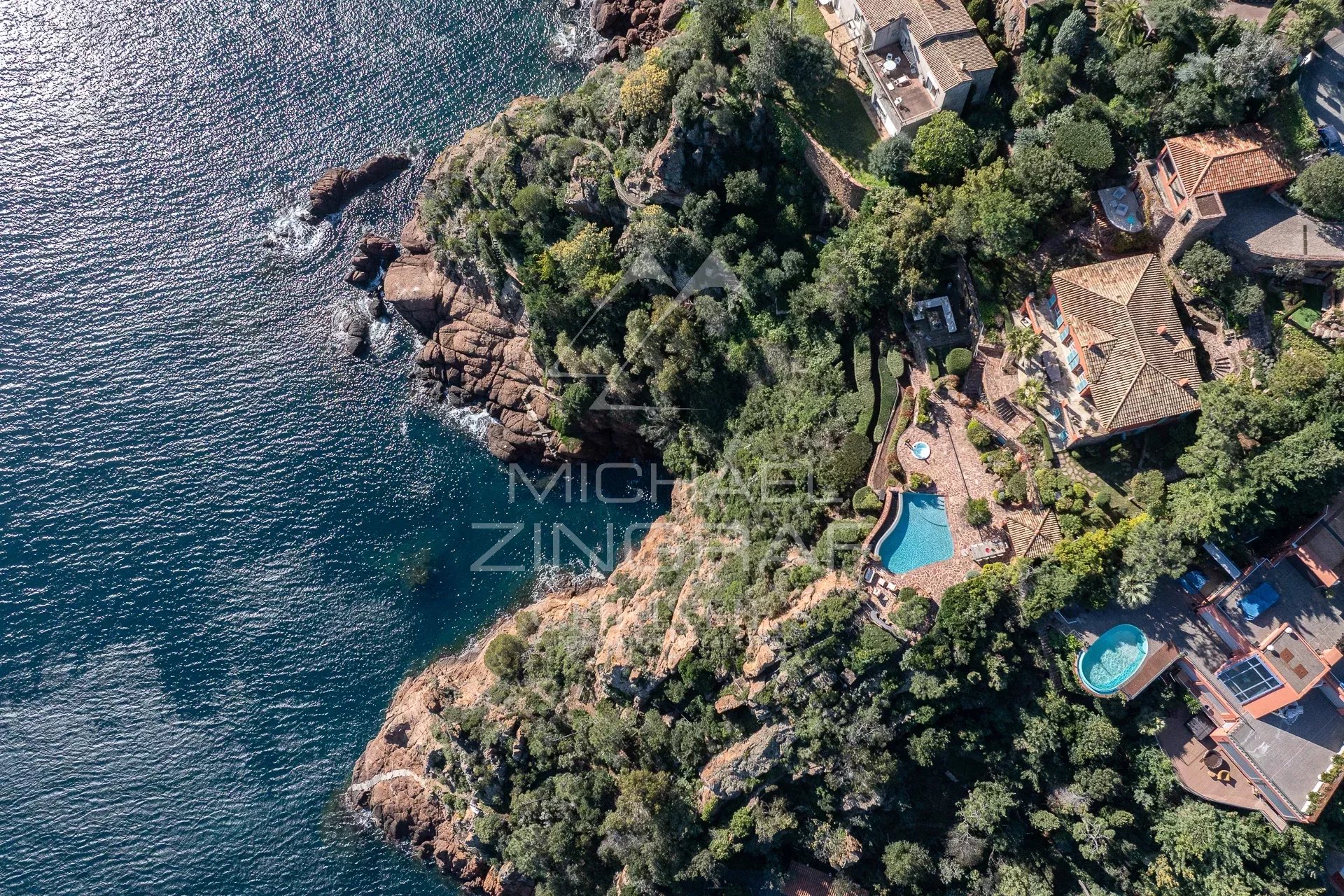 Propriété de luxe à Théoule-sur-Mer Vue aérienne d'une propriété de luxe à Théoule-sur-Mer avec accès direct à la mer et piscine.