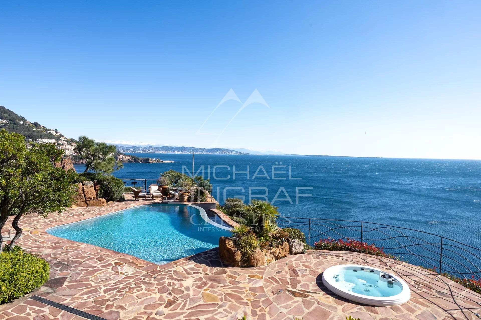 Villa avec piscine à Théoule-sur-Mer Vue sur la mer depuis une villa avec piscine et jacuzzi à Théoule-sur-Mer.