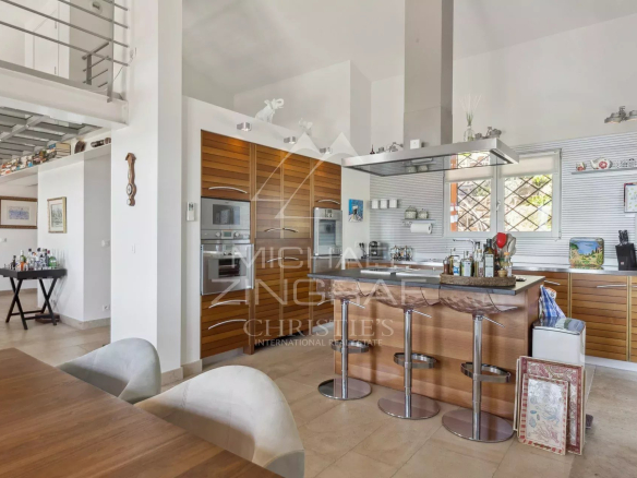 Cuisine moderne avec îlot central dans une villa à Théoule-sur-Mer.