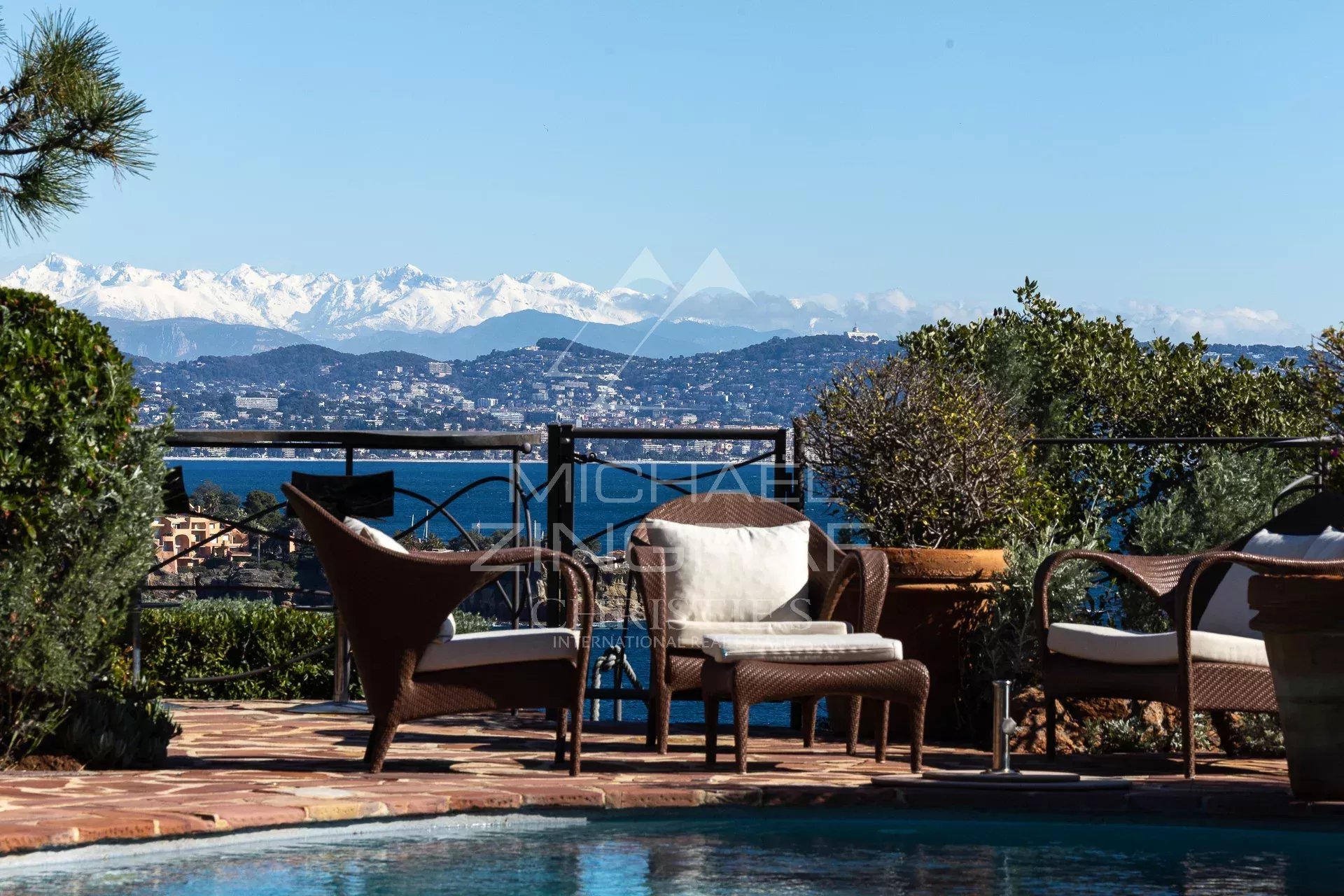 Villa avec vue mer à Théoule-sur-Mer Vue depuis une villa à Théoule-sur-Mer avec piscine et montagnes en arrière-plan.
