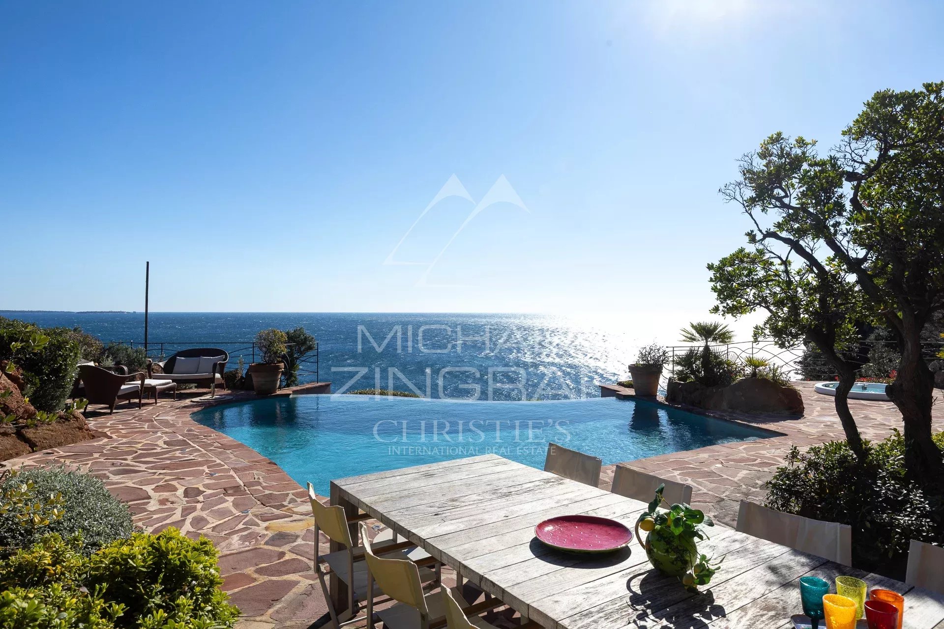 Terrasse avec piscine à Théoule-sur-Mer Vue sur la mer depuis une terrasse avec piscine à Théoule-sur-Mer, ensoleillée et dégagée.