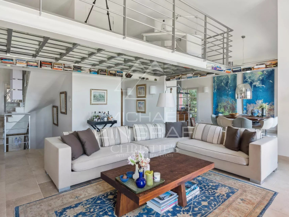 Intérieur d'une villa moderne à Théoule-sur-Mer avec salon lumineux et décoration élégante.
