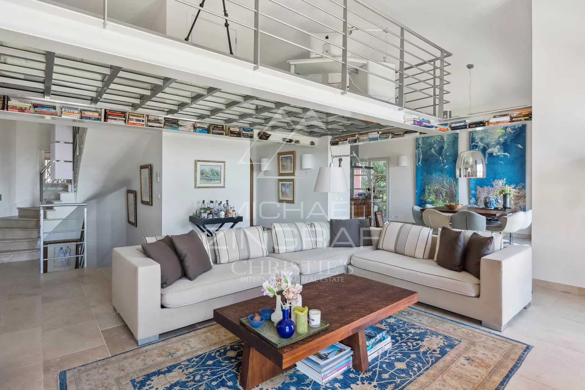Intérieur de villa à Théoule-sur-Mer Intérieur d'une villa moderne à Théoule-sur-Mer avec salon lumineux et décoration élégante.