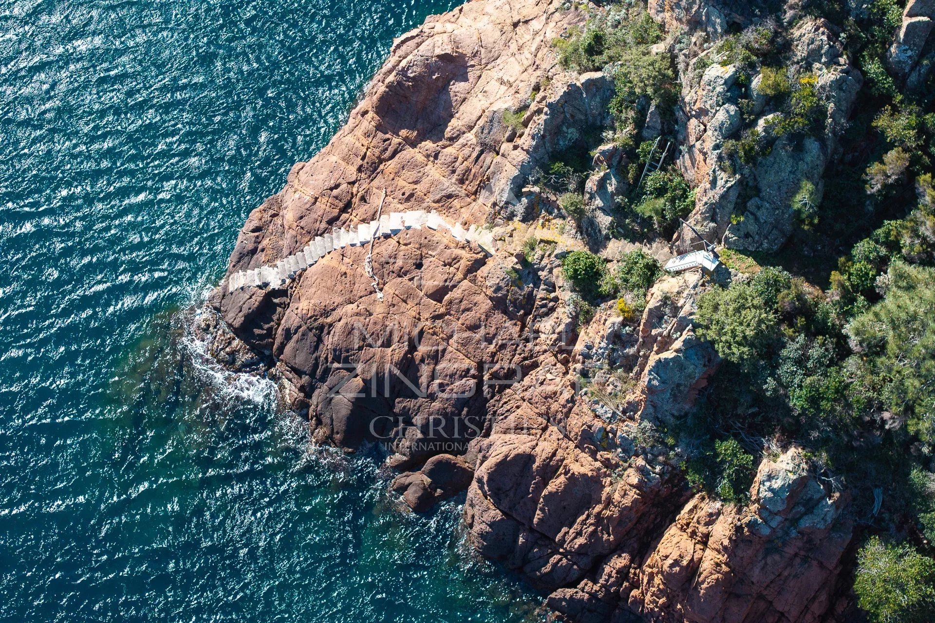 Vue aérienne de Théoule-sur-Mer Vue aérienne des rochers et de la mer à Théoule-sur-Mer, avec un accès direct à l'eau.