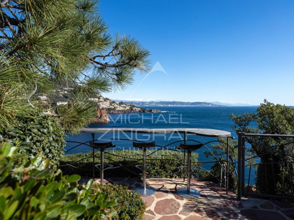Terrasse avec vue sur la mer à Théoule-sur-Mer, entourée de verdure.