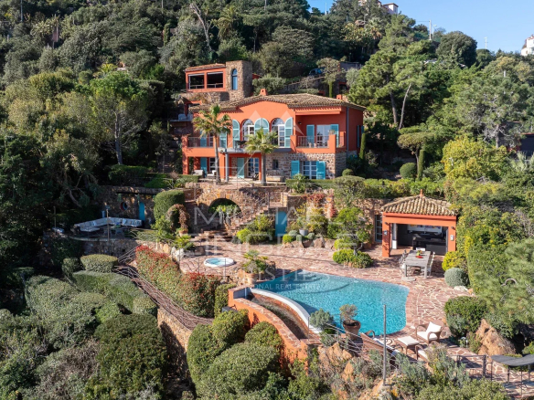Propriété rénovée à Théoule-sur-Mer avec accès direct à la mer et piscine.