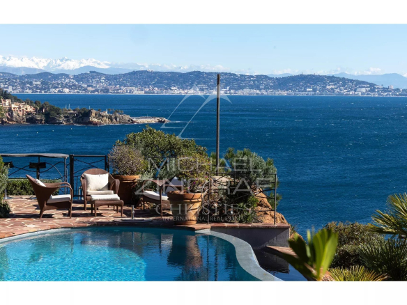 Vue sur la mer depuis une villa à Théoule-sur-Mer avec piscine et terrasse.