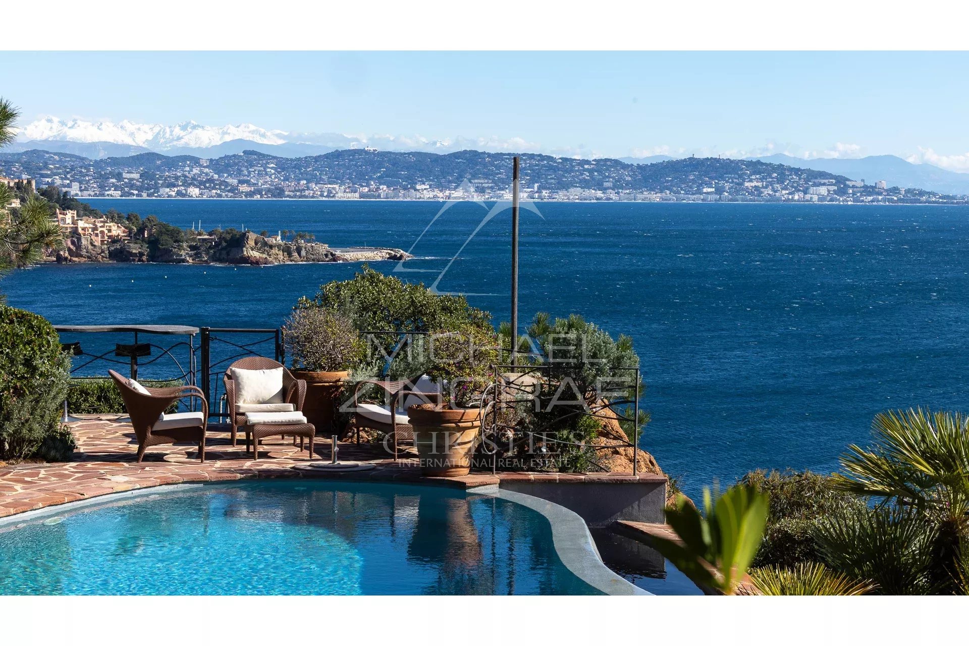 Villa avec vue mer à Théoule-sur-Mer Vue sur la mer depuis une villa à Théoule-sur-Mer avec piscine et terrasse.