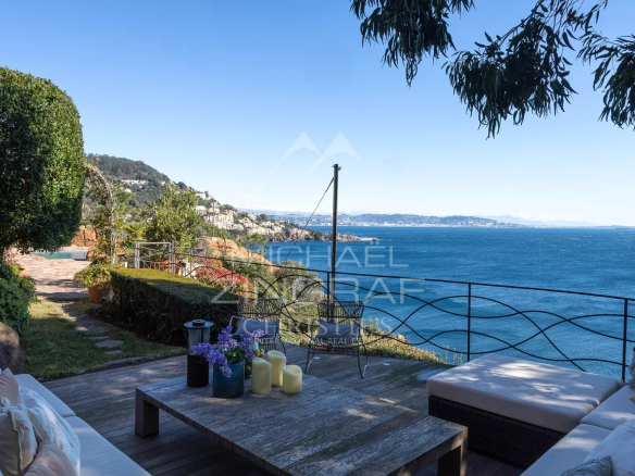Terrasse avec vue sur la mer à Théoule-sur-Mer, mobilier de jardin et paysage côtier.