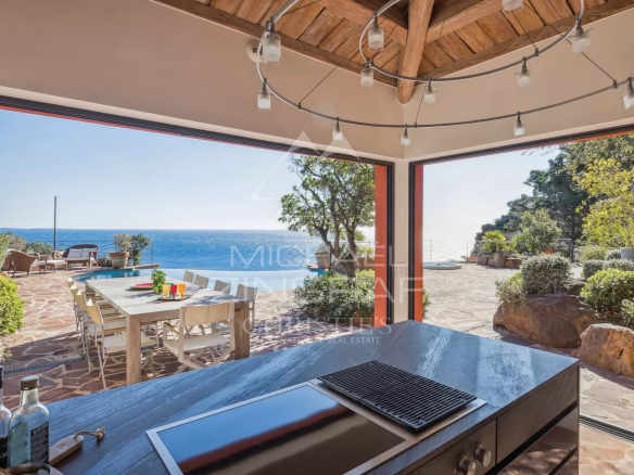 Vue depuis l'intérieur d'une villa à Théoule-sur-Mer, avec accès à la mer et piscine extérieure.