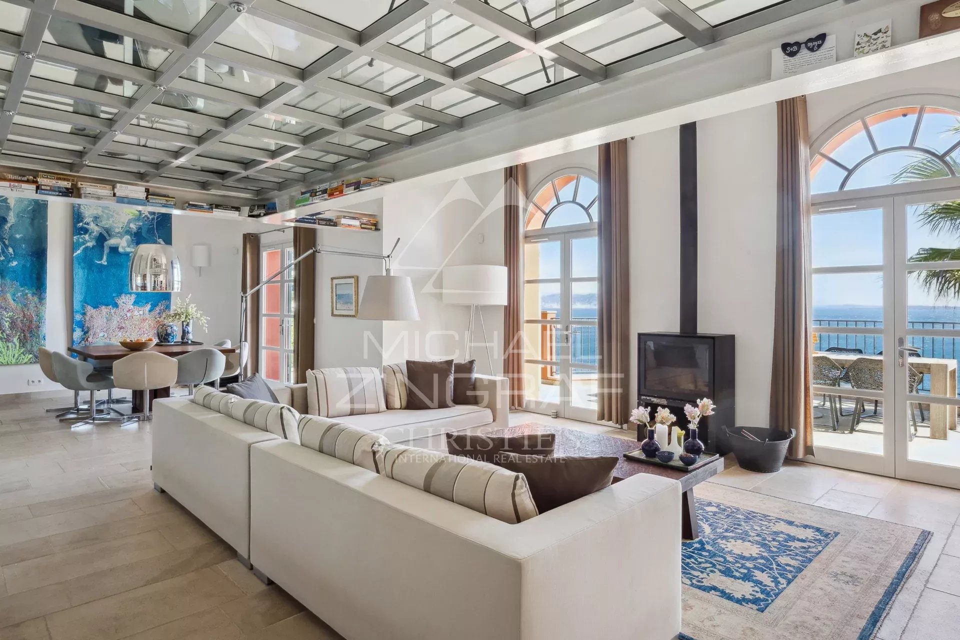 Villa moderne à Théoule-sur-Mer Intérieur d'une villa moderne à Théoule-sur-Mer avec vue sur la mer, salon lumineux et décor élégant.