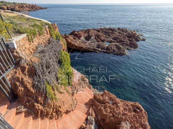 Accès à la mer depuis une villa en bord de mer à Saint-Raphaël, avec des rochers et des escaliers.