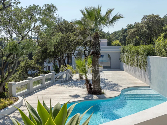 Villa rénovée avec piscine et jardin, située près de la mer à Saint-Raphaël.