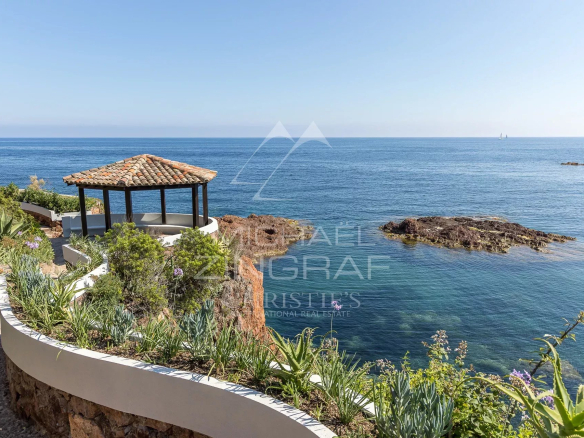 Vue sur la mer depuis une villa avec un gazebo et des plantes en bord de mer à Saint-Raphaël.