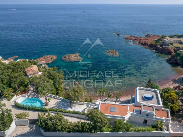 Vue aérienne d'une villa pieds dans l'eau avec piscine et accès à la mer, près de Saint-Raphaël.