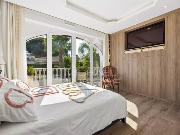 Bright room with garden view, tastefully decorated in Mandelieu-la-Napoule.
