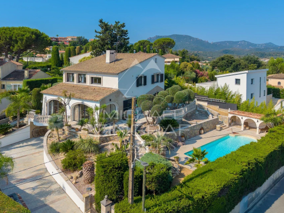 Elegant property with swimming pool and garden in Mandelieu-la-Napoule, Minelle district.