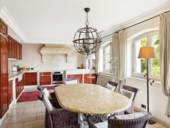 Cuisine spacieuse avec table à manger et équipements modernes dans une villa à Mandelieu-la-Napoule.